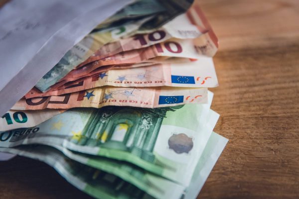 Schulden en beslag: hoeveel kan er afgehouden worden van je loon of vervangingsinkomen?