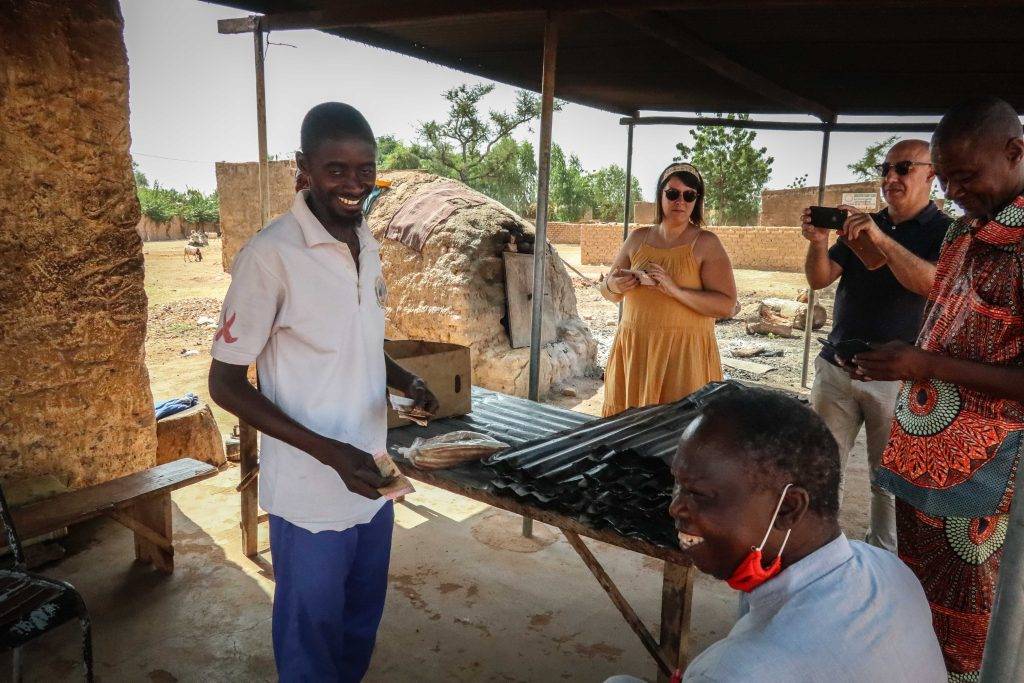 Kabre poseert trots voor zijn oven op 3/11/2021, in Bousse, ten noorden van Ouagadougou.